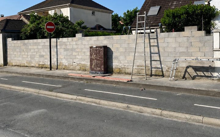 Construction d'un mur en blocs de béton en cours de chantier